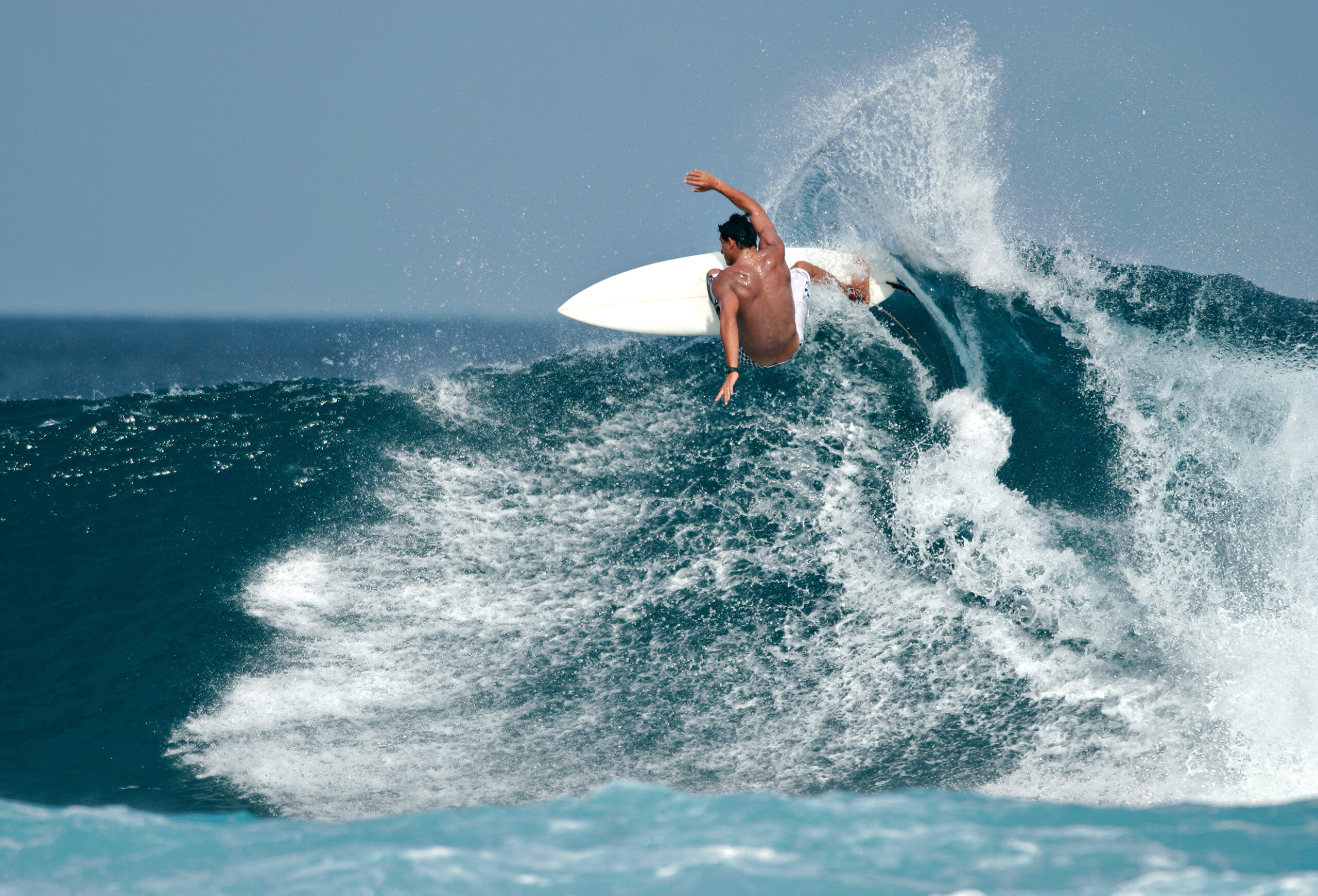 Surfing. Серфер на гребне волны. Кататься на волнах. Серфинг на гребне волны. Серфинг девушки.