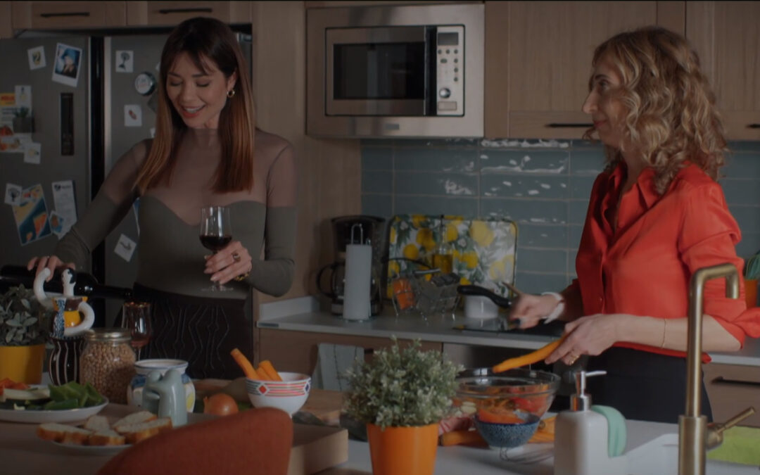 Griferías Galindo transforma los baños y cocinas de la serie 4 estre-llas de RTVE en una escenografía televisiva llena de estilo y vitalidad